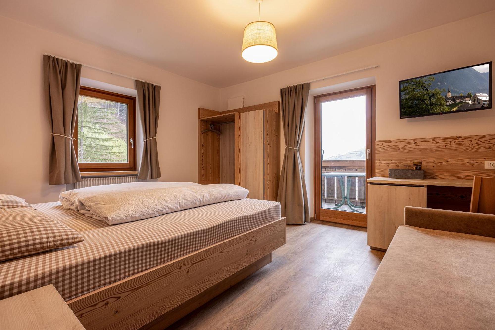 San Pietro Dolomiti Small Budget Hotel Ortisei Exterior foto