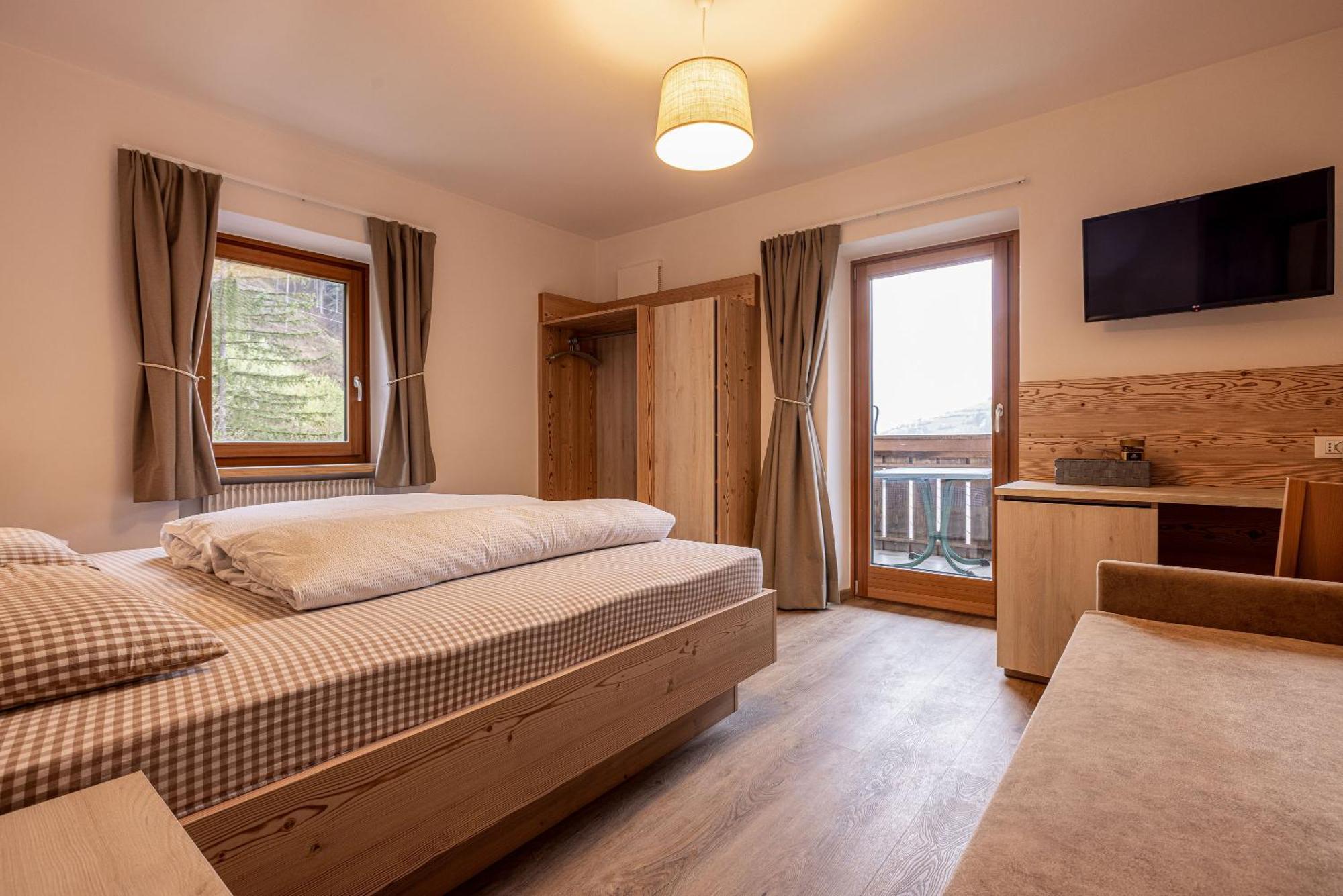 San Pietro Dolomiti Small Budget Hotel Ortisei Exterior foto